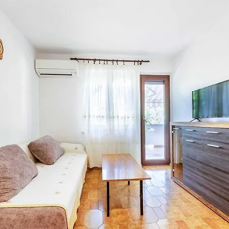 Adora A4 *